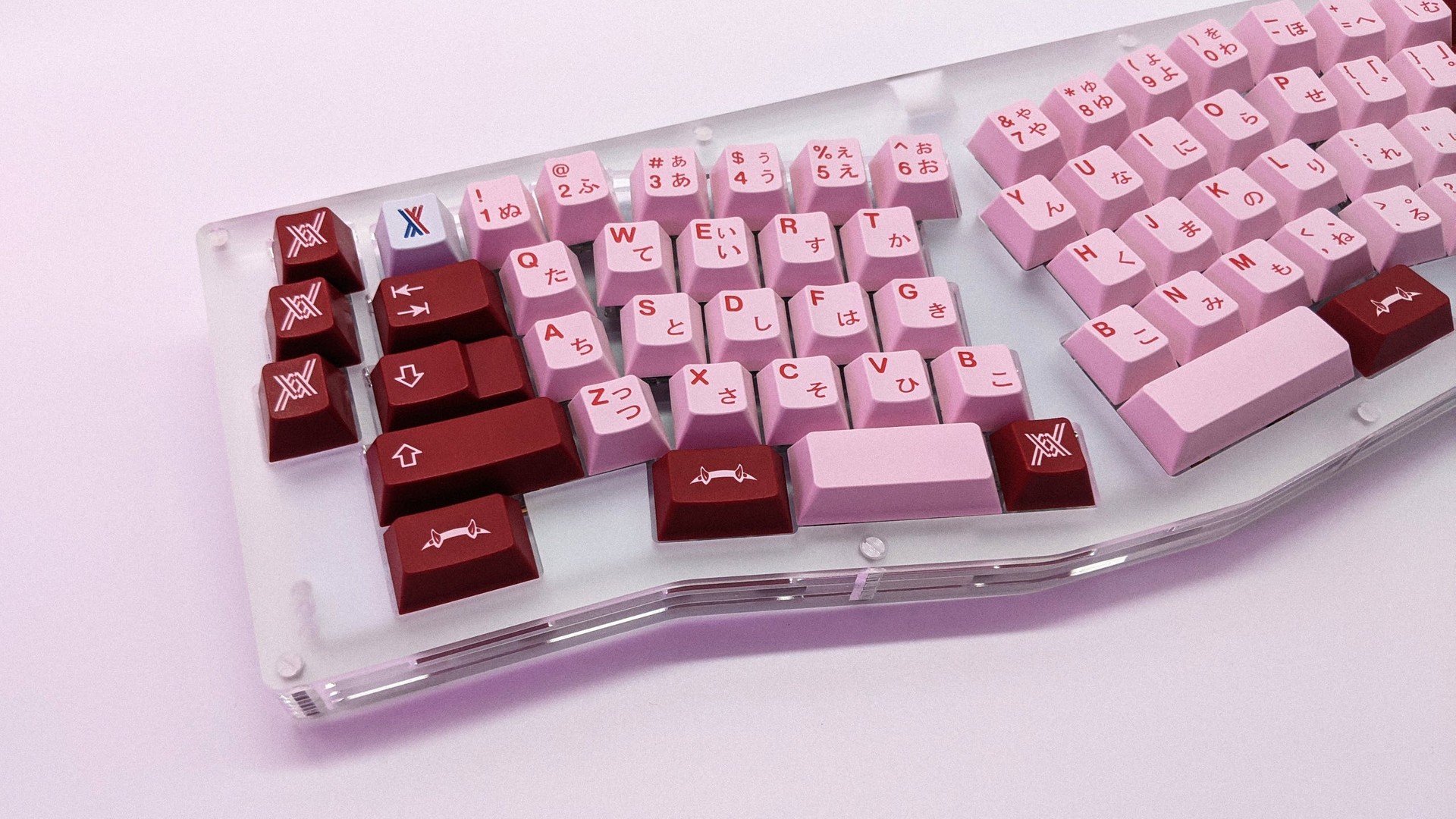 red and pink keycaps with hiragana/english alphas